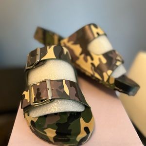 Brand New Madden Girl Army Sandals sz 10